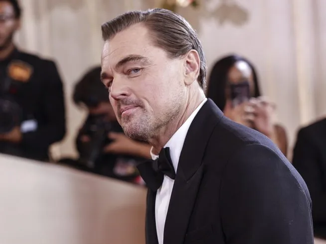 Ο Leonardo DiCaprio και η Teyana Taylor σε συζήτηση στην τελετή των Χρυσών Σφαιρών.