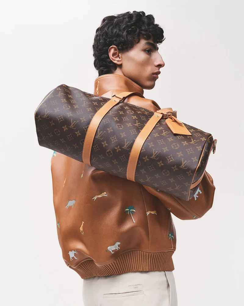 Κλασικό σχέδιο Monogram του οίκου Louis Vuitton σε δερμάτινη επιφάνεια, το απόλυτο fashion statement.