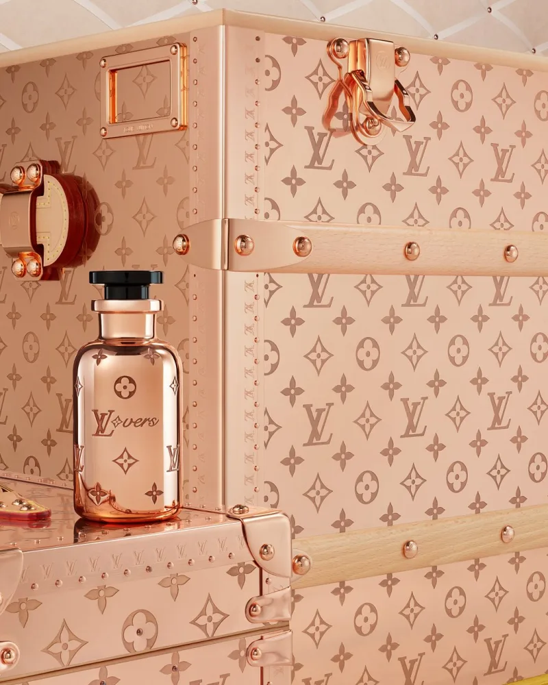 Κλασικό σχέδιο Monogram του οίκου Louis Vuitton σε δερμάτινη επιφάνεια, το απόλυτο fashion statement.