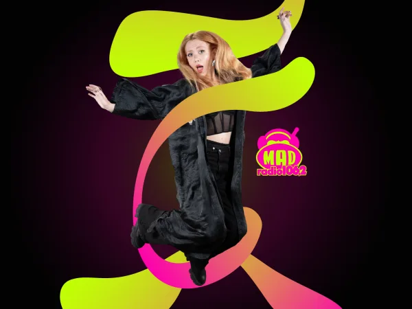 Η ραδιοφωνική παραγωγός του Mad Radio 106,2 κάνει προβλέψεις για τα Grammy 2026 με εντυπωσιακή εμφάνιση.