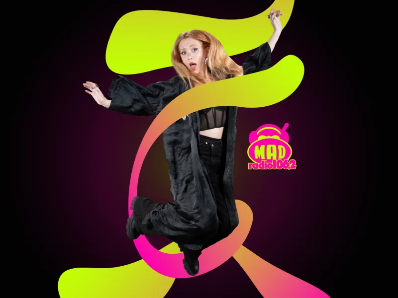 Η ραδιοφωνική παραγωγός του Mad Radio 106,2 κάνει προβλέψεις για τα Grammy 2026 με εντυπωσιακή εμφάνιση.
