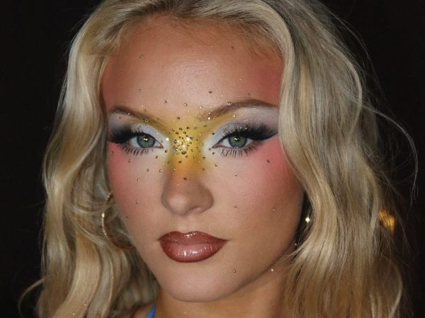 Glitchy glam: Όταν η ασυμμετρία γίνεται το μεγαλύτερο beauty trend