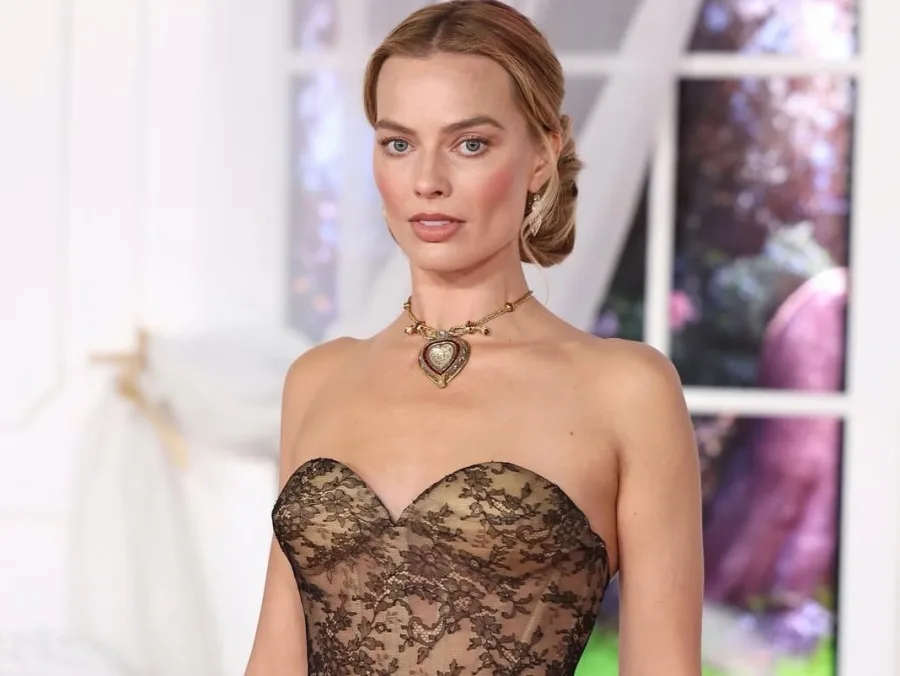 Η Margot Robbie με στράπλες δαντελένιο φόρεμα και το κολιέ-καρδιά Taj Mahal.