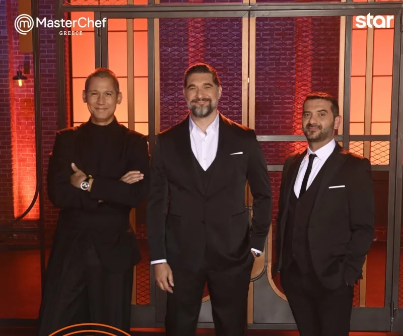 Οι τρεις κριτές του MasterChef Greece σε στούντιο.