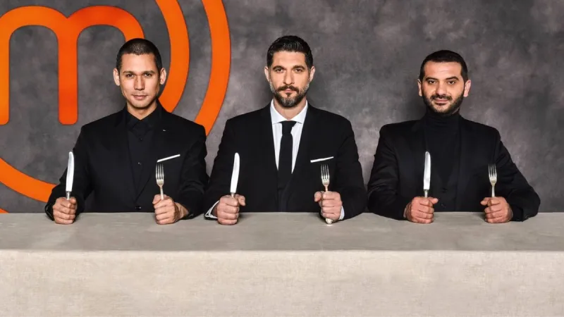 Οι κριτές του MasterChef, Λεωνίδας Κουτσόπουλος, Πάνος Ιωαννίδης και Σωτήρης Κοντιζάς, κρατούν μαχαίρι και πιρούνι.