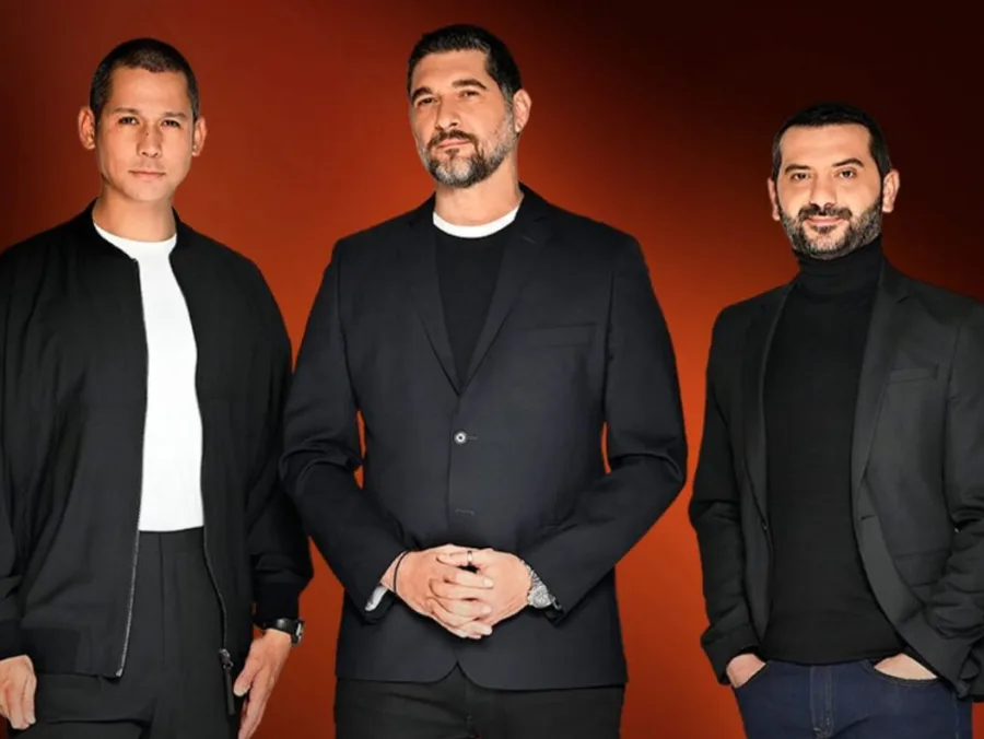 Οι τρεις κριτές του Masterchef 2026, Λεωνίδας Κουτσόπουλος, Πάνος Ιωαννίδης και Σωτήρης Κοντιζάς, ποζάρουν για το νέο κύκλο του παιχνιδιού.