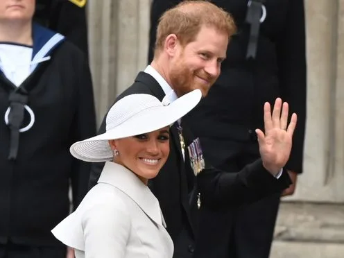 Ο πρίγκιπας Harry και η Meghan Markle χαμογελούν και χαιρετούν, καθώς ετοιμάζουν νέα δραματική σειρά για το Netflix.