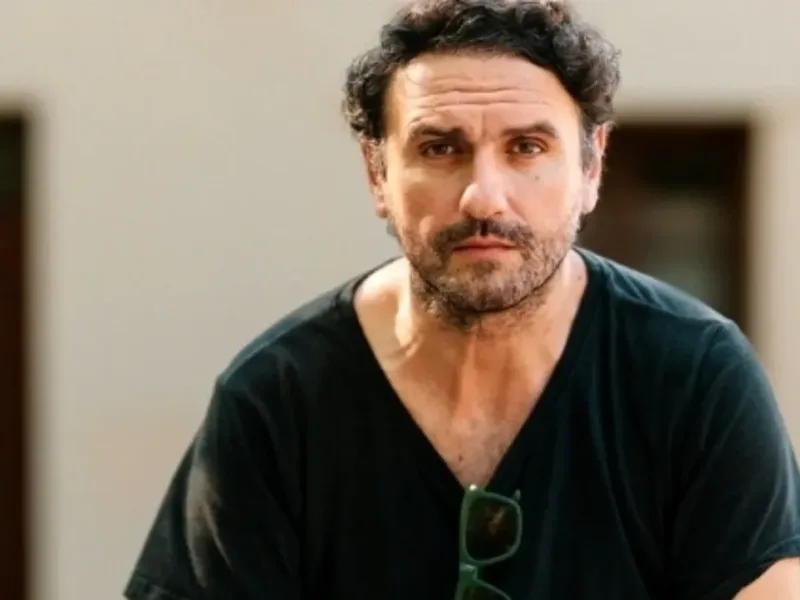 Ο Μελέτης Ηλίας στο OK!: «Δεν το περίμενα ότι το comeback της σειράς θα είχε τόσο μεγάλη επιτυχία»