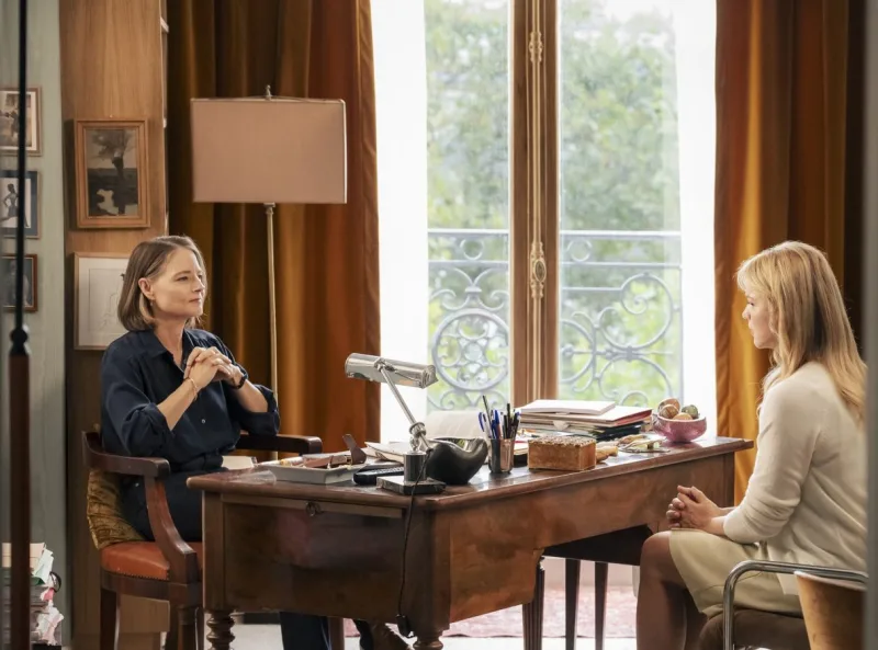 Η Jodie Foster σε γραφείο απέναντι από μια γυναίκα.