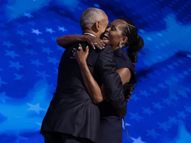 Ο Barack Obama και η Michelle Obama σε τρυφερό στιγμιότυπο για τα γενέθλια της πρώην πρώτης κυρίας των ΗΠΑ.