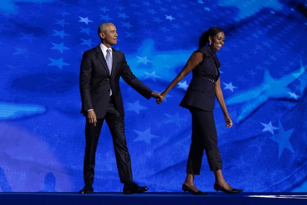 Ο Barack Obama και η Michelle Obama σε τρυφερό στιγμιότυπο για τα γενέθλια της πρώην πρώτης κυρίας των ΗΠΑ.