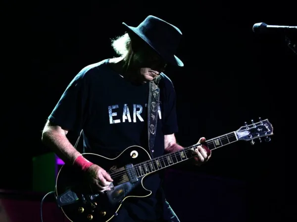 Ο μουσικός Neil Young σε φωτογραφία από το ΑΠΕ-ΜΠΕ για την προσφορά της μουσικής του στη Γροιλανδία.