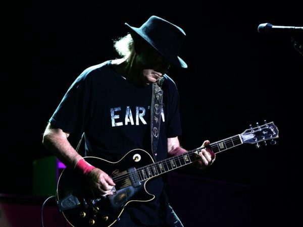 Ο Neil Young προσφέρει δωρεάν τη μουσική του στους κατοίκους της Γροιλανδίας