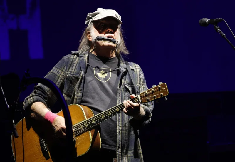 Ο μουσικός Neil Young σε φωτογραφία από το ΑΠΕ-ΜΠΕ για την πρωτοβουλία του στη Γροιλανδία.