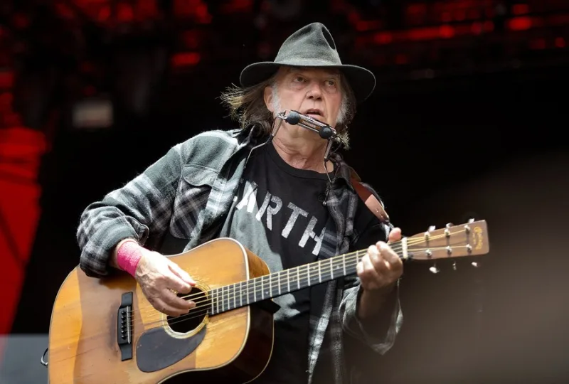 Ο μουσικός Neil Young σε φωτογραφία από το ΑΠΕ-ΜΠΕ για την προσφορά της μουσικής του στη Γροιλανδία.