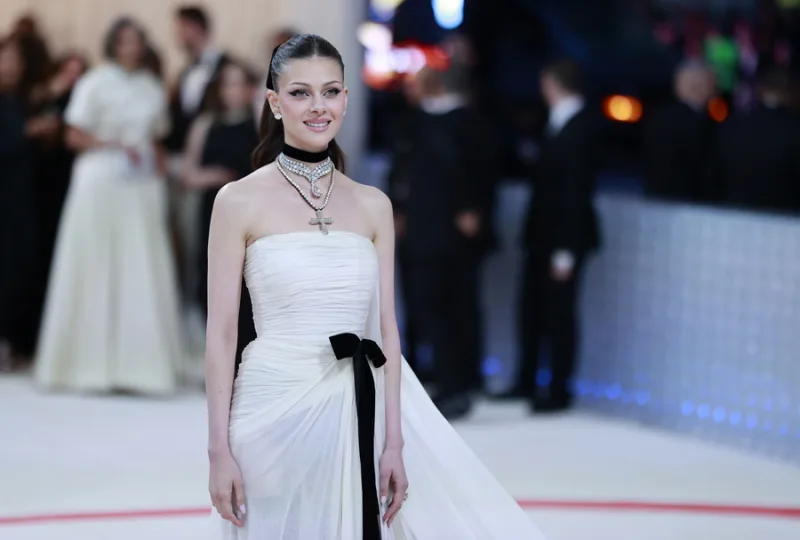 Η Nicola Peltz Beckham και η Faye Dunaway στην ταινία Prima για τον κόσμο του μπαλέτου.
