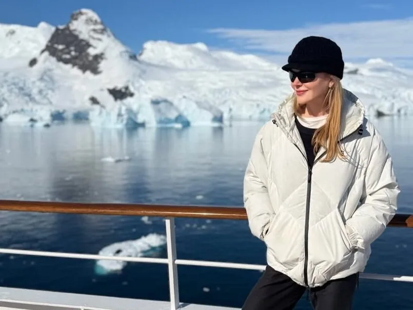 Η Nicole Kidman ποζάρει με την αδελφή της Antonia και τις κόρες τους κατά τη διάρκεια ταξιδιού στην Ανταρκτική.