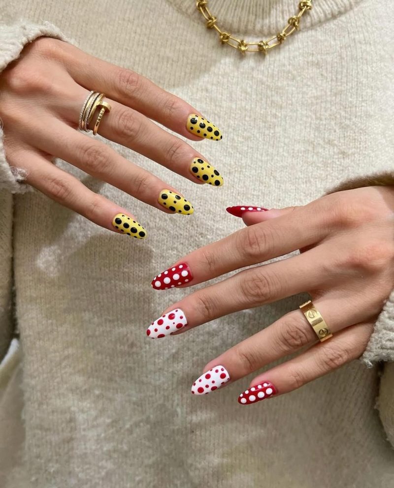 Πρωτότυπο nail art με ασύμμετρα σχέδια και έντονα χρώματα από το λογαριασμό Nail Art by Queenie.