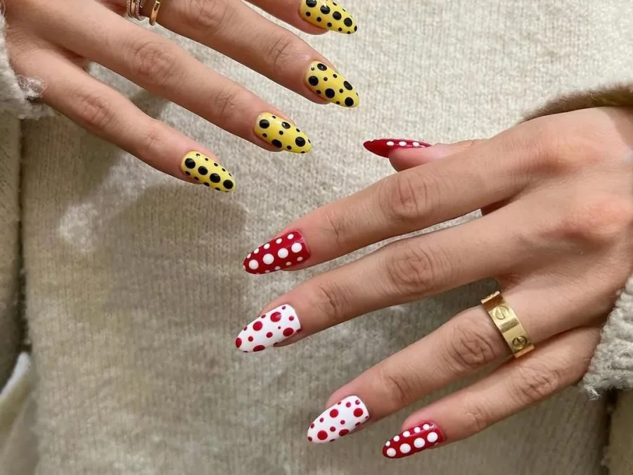Πρωτότυπο nail art με ασύμμετρα σχέδια και έντονα χρώματα από το λογαριασμό Nail Art by Queenie.