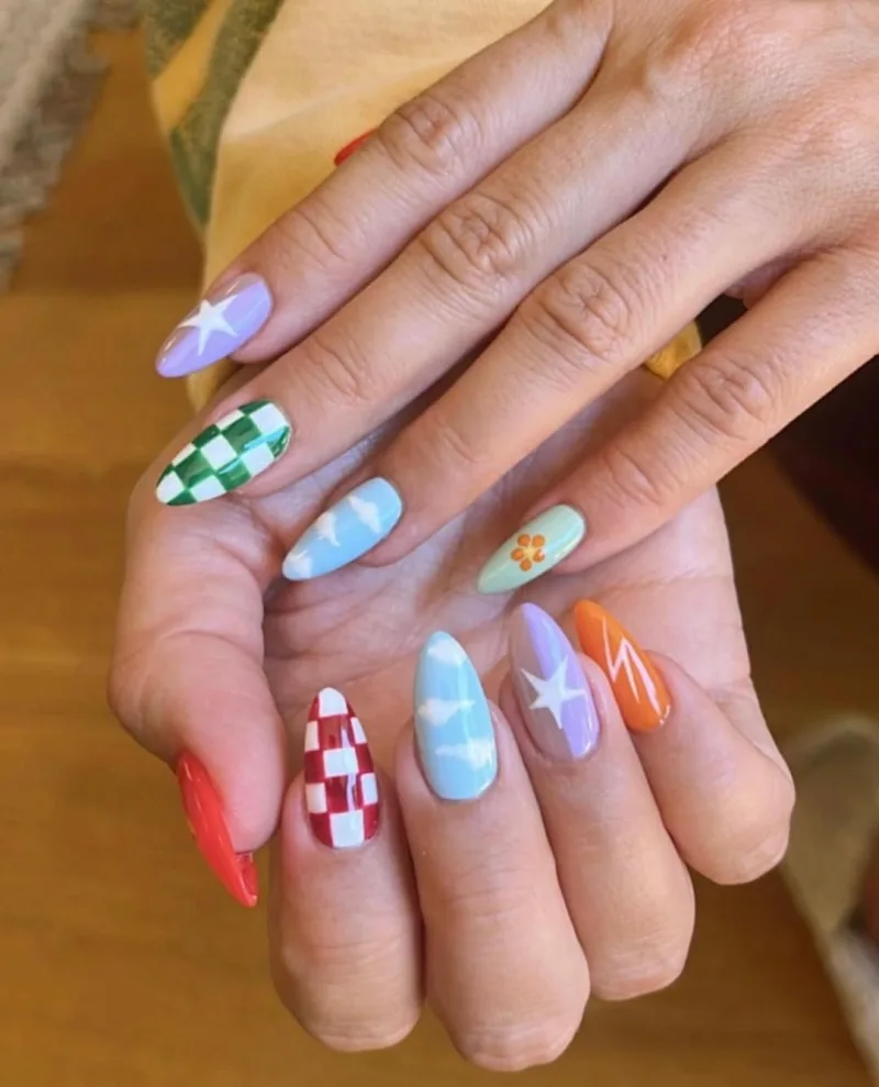 Εντυπωσιακό nail art με ασύμμετρα σχέδια και έντονα χρώματα από τον λογαριασμό Nail Art by Queenie.