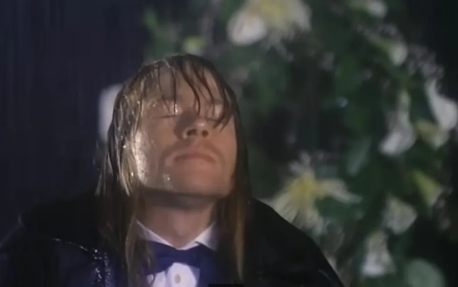 Ο Axl Rose των Guns N’ Roses στη βροχή από το βίντεο κλιπ του November Rain.