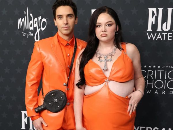 Η Meg Stalter και ο Paul W. Downs «αντιγράφουν» την Kylie Jenner και τον Timothée Chalamet στα Critics Choice Awards 2026