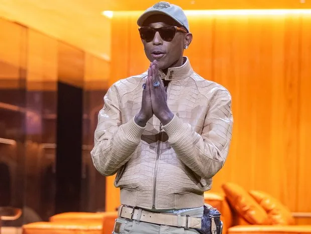 Ο Pharrell Williams στην τελετή παρασημοφόρησής του ως Ιππότης της Λεγεώνας της Τιμής στη Γαλλία.