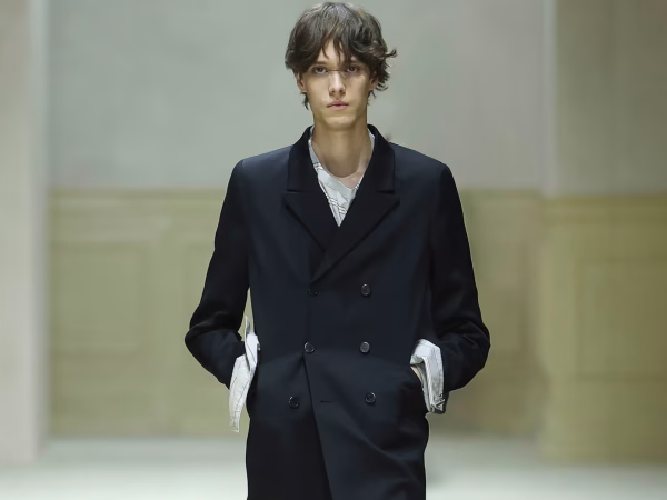 Prada Fall/Winter 2026-2027: Όταν η κληρονομιά συναντά το μέλλον της ανδρικής μόδας