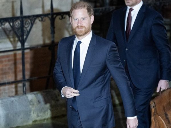 Ο πρίγκιπας Harry κατονομάζει τον βασιλιά Κάρολο σε δικαστική κατάθεση