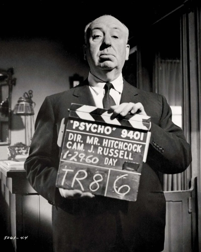 Ο Alfred Hitchcock κρατά μια κλακέτα για την ταινία Psycho.