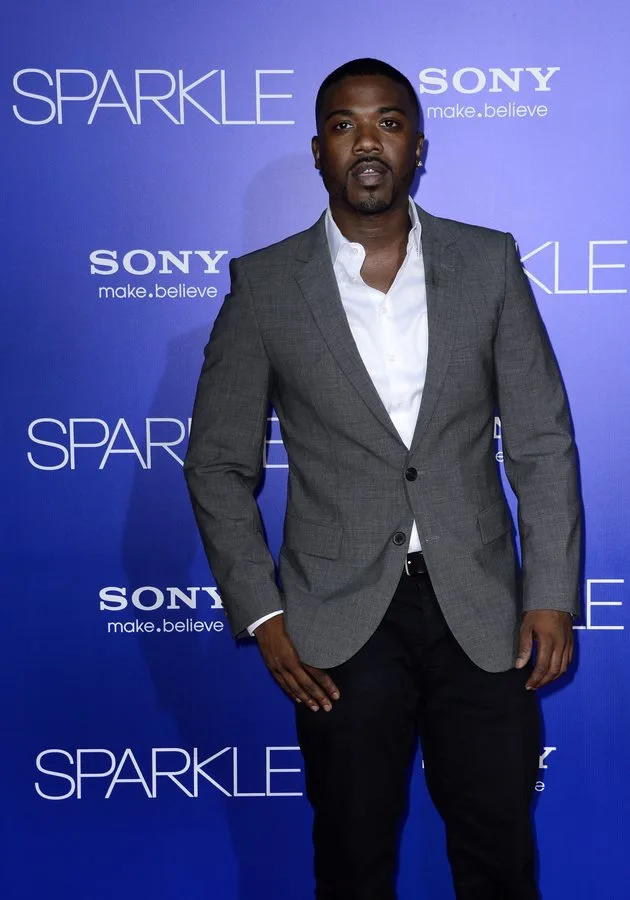 Ο Αμερικανός ράπερ Ray J σε επίσημη εμφάνιση.