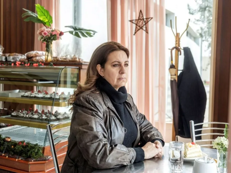 Ευαγγελία Μουμούρη σε σκηνή από το «Ριφιφί» εξηγεί τον λόγο που έμενε σε Airbnb κατά τη διάρκεια των γυρισμάτων.