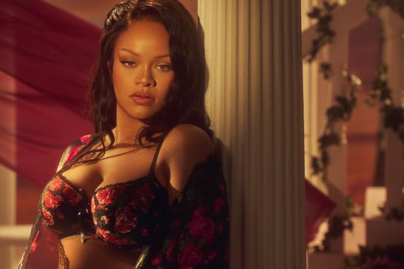 Η Rihanna με μαύρα εσώρουχα με κόκκινα τριαντάφυλλα.