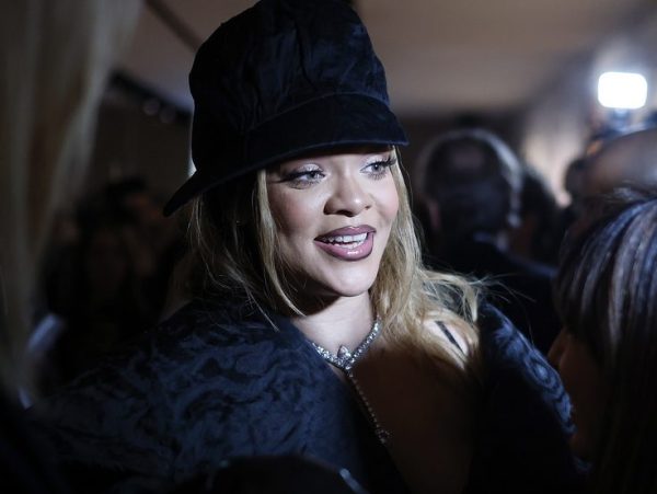 Πόρτα κλείνει στο πρόσωπο της Rihanna και η αντίδρασή της «τρελαίνει» τα social media