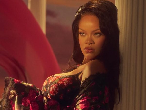 Η Rihanna κλέβει τις εντυπώσεις με «καυτά» εσώρουχα για τον Άγιο Βαλεντίνο