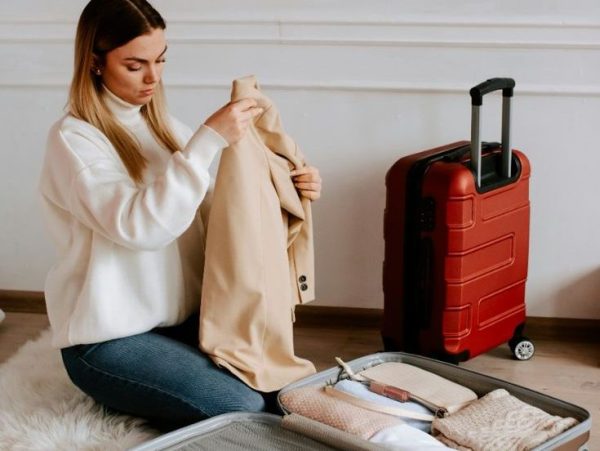 5 tricks για να μην τσαλακώνονται καθόλου τα ρούχα σου στη βαλίτσα