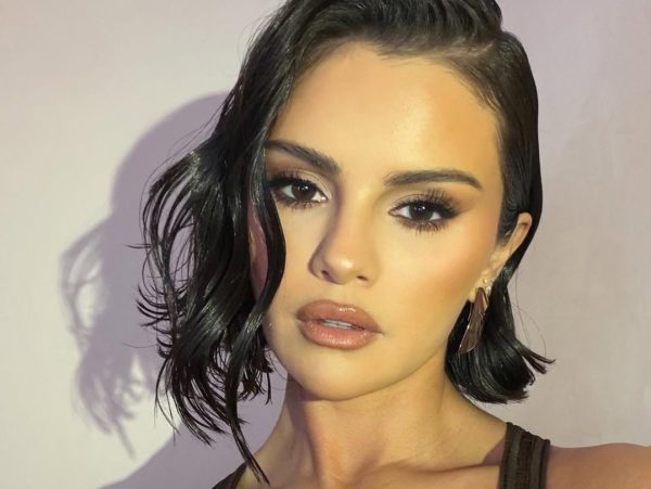 Η ασυνήθιστη ρουτίνα ντεμακιγιάζ της Selena Gomez που λειτουργεί