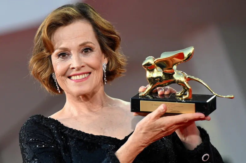 Η Sigourney Weaver κρατάει το Χρυσό Λιοντάρι στα βραβεία Όσκαρ 2026, με την Nicole Kidman και τον Pedro Pascal να είναι παρουσιαστές.