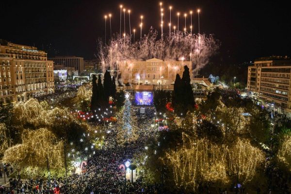 Με μουσική, shows με drones και χιλιάδες κόσμου υποδέχτηκε η Αθήνα το 2026