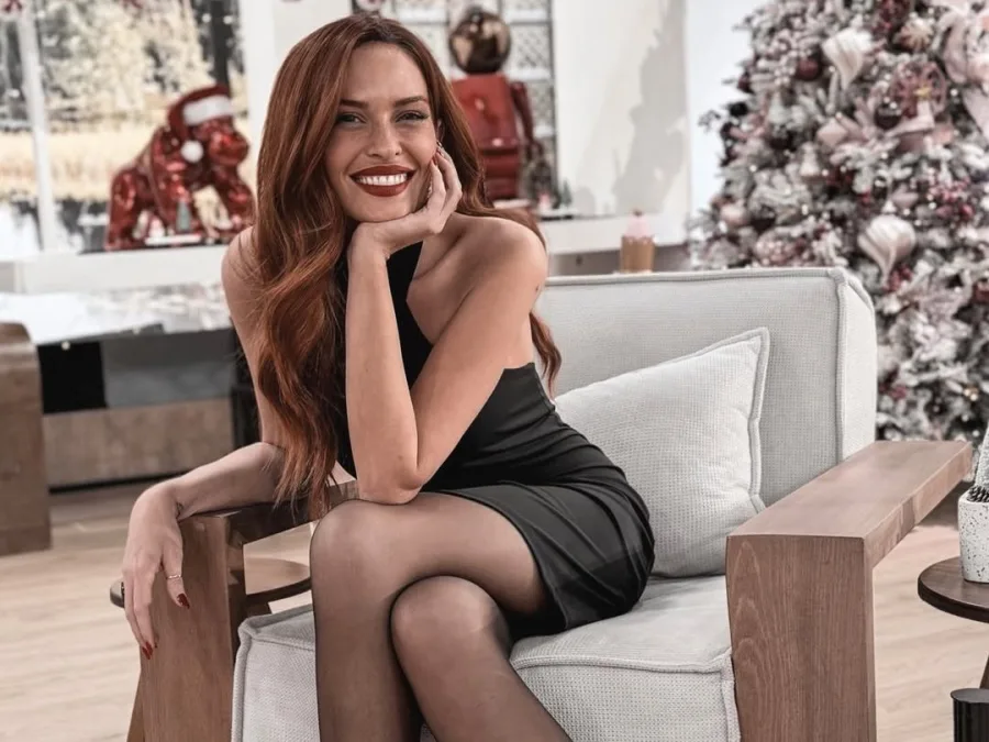 Η Σίσσυ Χρηστίδου ποζάρει χαμογελαστή σε γνωστή σειρά του Mega, με φόντο χριστουγεννιάτικο δέντρο.