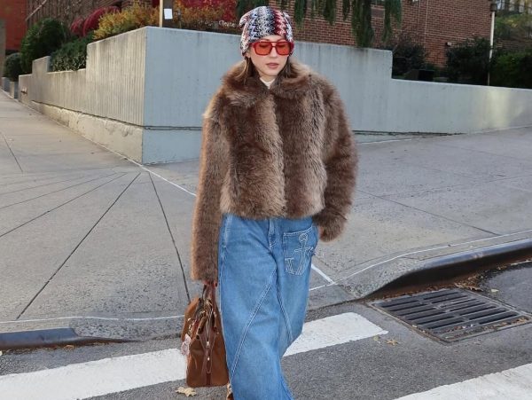 Τα 6 outfits με sneakers που φορούν όλες οι influencers