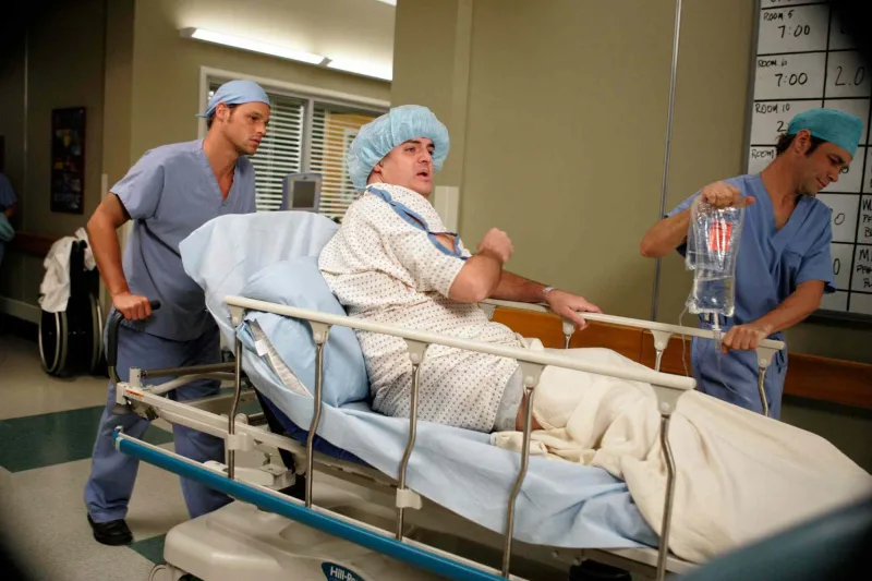 Ο Steven W. Bailey σε σκηνή από τη σειρά Grey’s Anatomy πάνω σε νοσοκομειακό κρεβάτι.