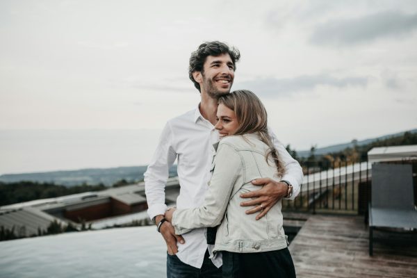 Ερωτευμένο ζευγάρι σε τρυφερή στιγμή που δείχνει την αγάπη και το δέσιμο στη σχέση του.