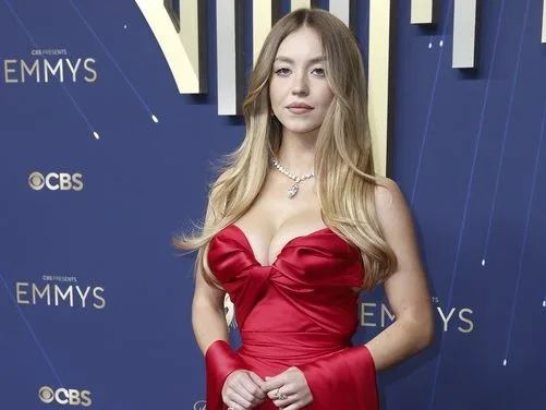 Η Sydney Sweeney κρεμάει ένα σουτιέν στην εμβληματική πινακίδα του Hollywood στο Los Angeles.