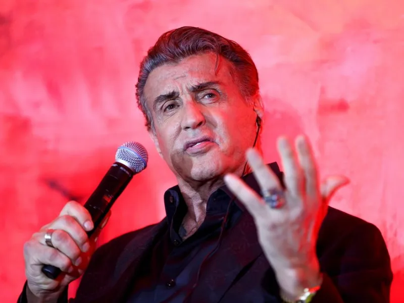 Ο Sylvester Stallone κάνει γυμναστική στο γυμναστήριο, διατηρώντας την εντυπωσιακή του φόρμα.