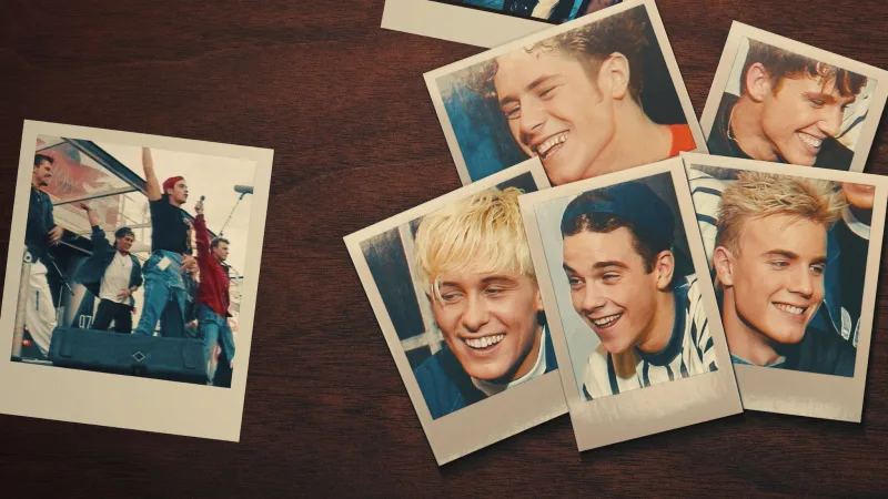 Φωτογραφίες Polaroid των Take That από τη δεκαετία του '90 πάνω σε ξύλινη επιφάνεια.