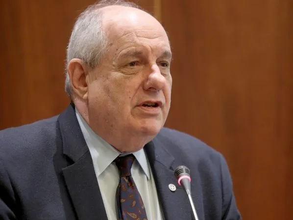 Ο Τέρενς Κουίκ σε επίσημη φωτογραφία από το ΑΠΕ-ΜΠΕ για την ένταξή του στην εκπομπή Το Πρωινό του ΑΝΤ1.