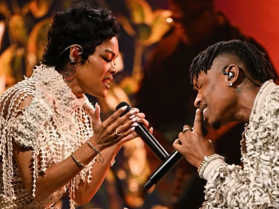 Η Teyana Taylor με φόρεμα από ανακυκλωμένα εξαρτήματα πιάνου, φωτογραφία από τον Maximilian Raynor.