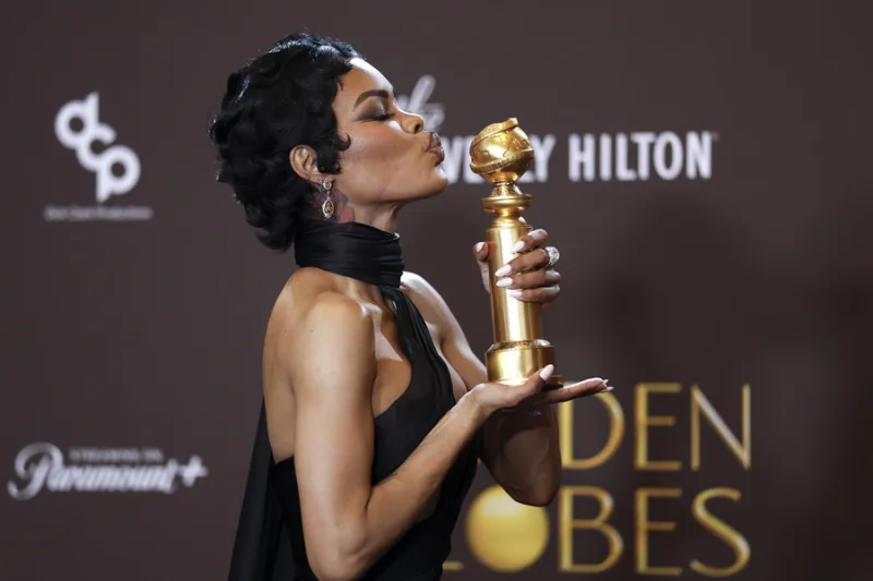 Ο Leonardo DiCaprio και η Teyana Taylor σε συζήτηση στις Χρυσές Σφαίρες για την ταινία KPop Demon Hunters.