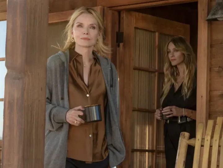 Η Michelle Pfeiffer σε σκηνή από τη σειρά The Madison.